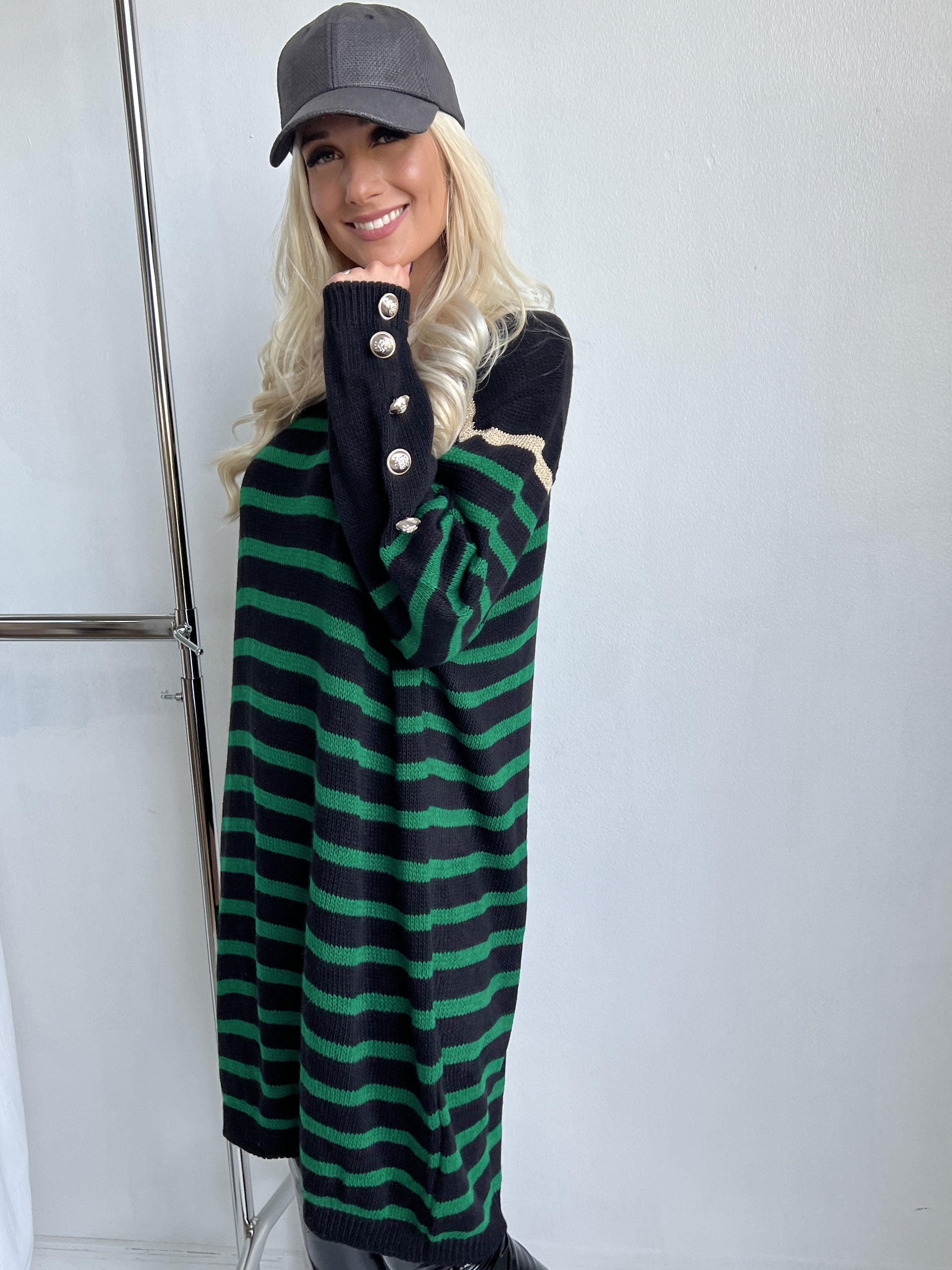 Mirindi - Stribet strikkjole med knapper på ærmerne